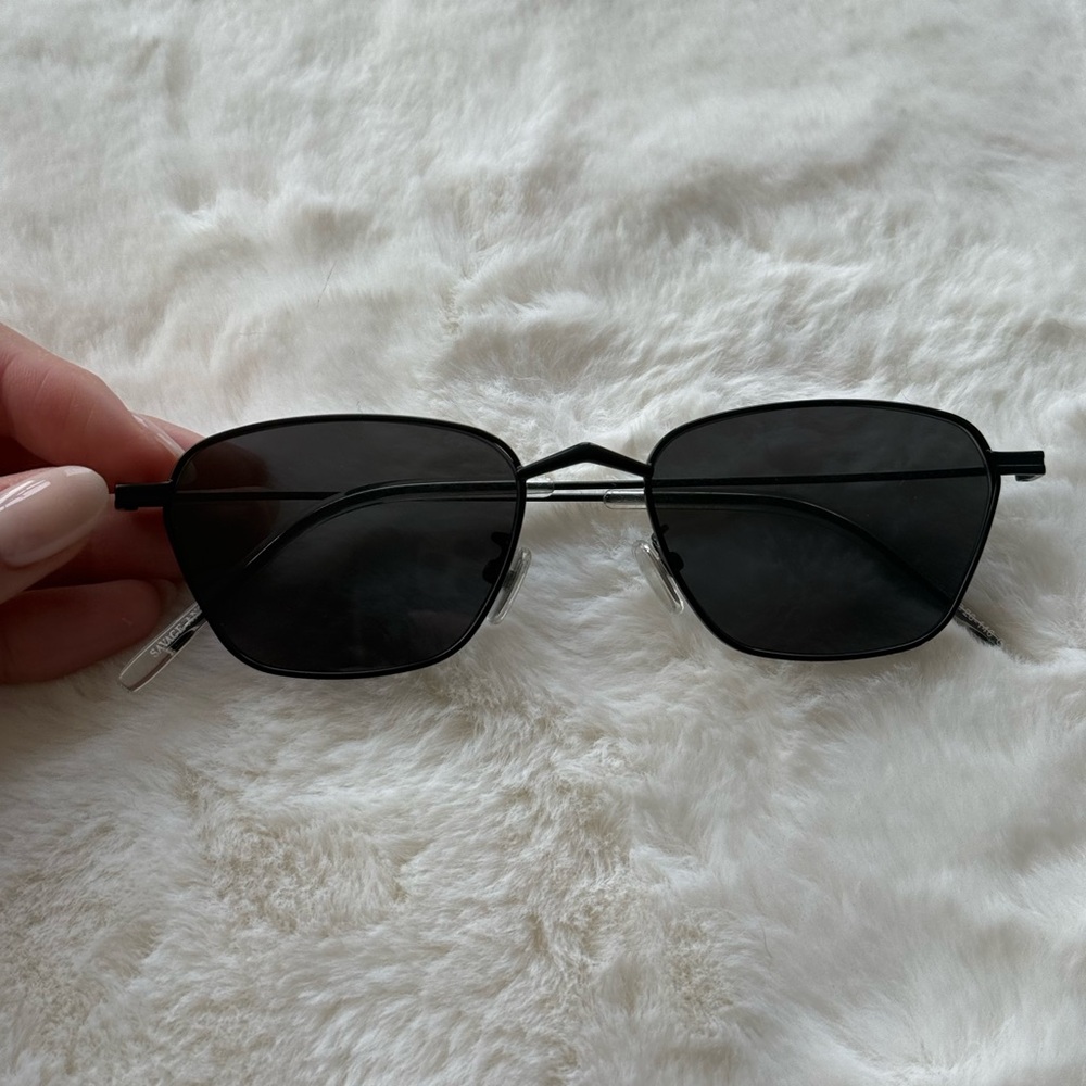 Chic Black Sunglasses - image 3